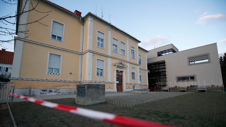 Die Schulen sind ab morgen geschlossen.