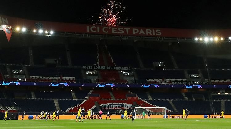 Im Stadion waren keine Zuschauer erlaubt - also verfolgten die PSG-Fans das Spiel in der Nähe des Prinzenparks - und machten sich mit Feuerwerk bemerkbar.