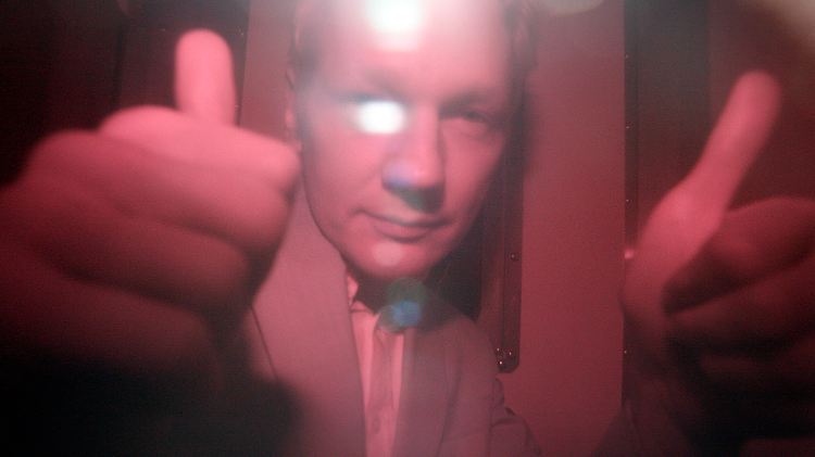 Mächtige Feinde: Assange in einem Gefängnistransporter.