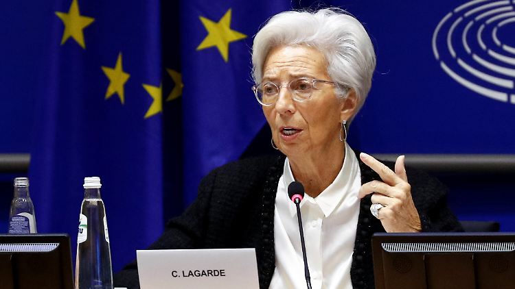 EZB-Präsidentin Christine Lagarde warnt, dass sich die Coronavirus-Krise als ähnlich starker Schock auf die Wirtschaft wie die Lehman-Pleite erweisen könnte, wenn hinreichende Gegenmaßnahmen ausbleiben.