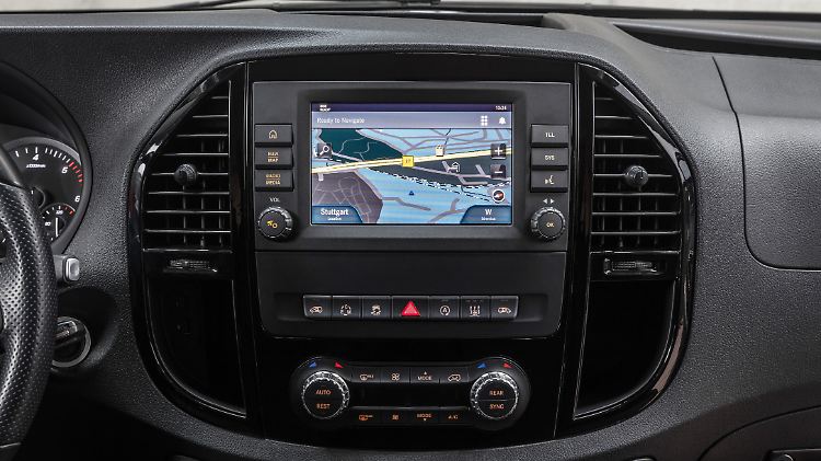 Ein mit 7 Zoll recht kleines Zentraldisplay zählt zur Infotainment-Aufwertung im Marco Polo Activity. MBUX gibt es nicht.