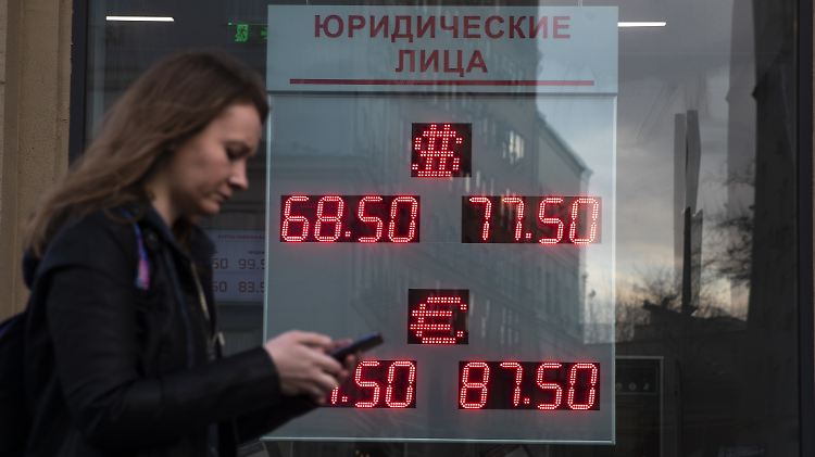 Der Rubel hat deutlich an Wert gegenüber dem US-Dollar und dem Euro verloren. Das verstärkt die bereits andauernde Krise, die mit den weitreichenden Sanktionen der EU und der USA im Zuge des Ukraine-Konflikts zusammenhängt.