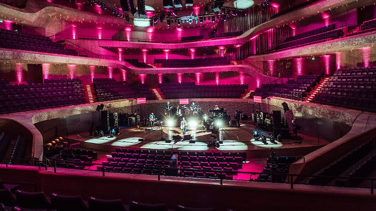 Gespenstisch: James Blunt und seine Band spielten vor leeren Rängen.