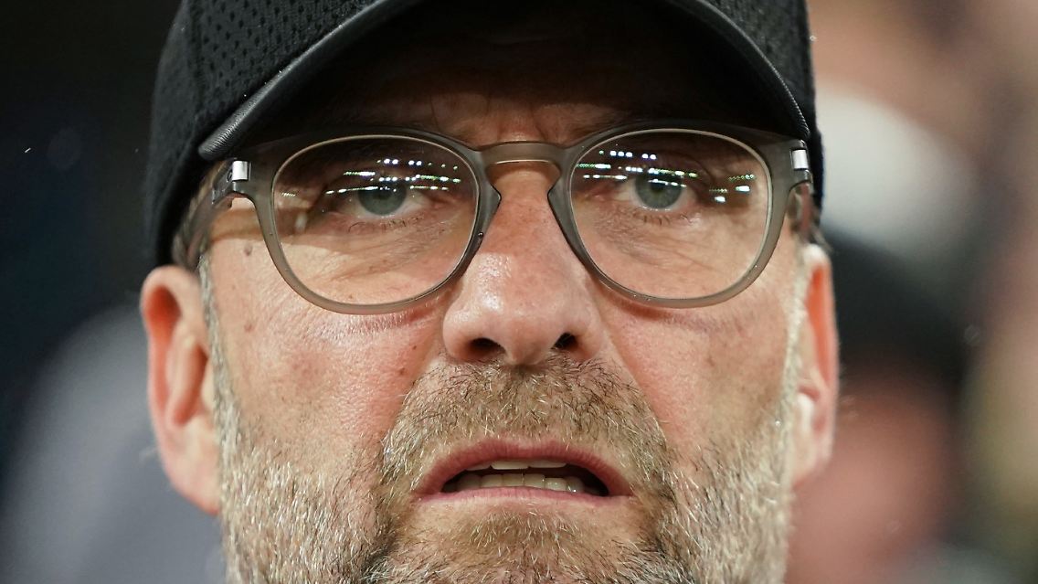Jürgen Klopp reagierte schon mehrfach gereizt auf Fragen nach dem Virus: "Ich trage ein Baseballcap und bin schlecht rasiert. Ich verstehe nichts davon. Das gilt für Politik und Corona. Wieso fragen Sie mich?", sagte der 52-Jährige nach dem 0:2 gegen den FC Chelsea. Es störe ihn, dass die Meinung von Fußballtrainern bei ernsten Themen wichtig sei. "Ich könnte genauso Sie fragen. Sie sind im selben Beruf wie ich, es ist völlig egal, was prominente Leute sagen", sagte Klopp. Experten sollten über das Coronavirus reden und den Leuten sagen, was sie tun sollten. Seine Meinung zu Corona sei "wirklich unwichtig".