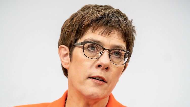 CDU-Chefin AKK muss länger im Amt bleiben.