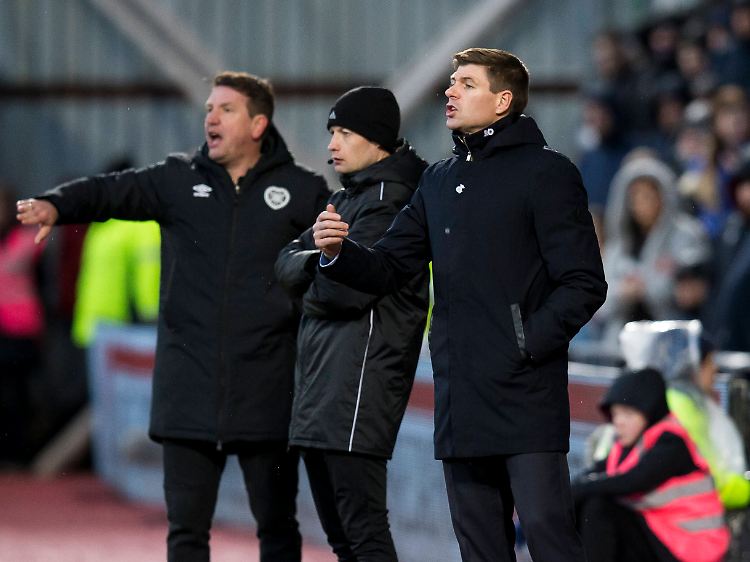 Das Duell mit dem deutschen Trainer Daniel Stendel verlor die Liverpool-Ikone.