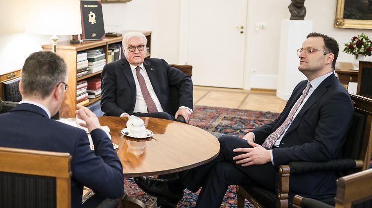 Steinmeier traf sich mit Bundesgesundheitsminister Spahn und dem Präsidenten des Robert-Koch-Instituts Wieler und ließ sich über den Verlauf der Epidemie unterrichten.