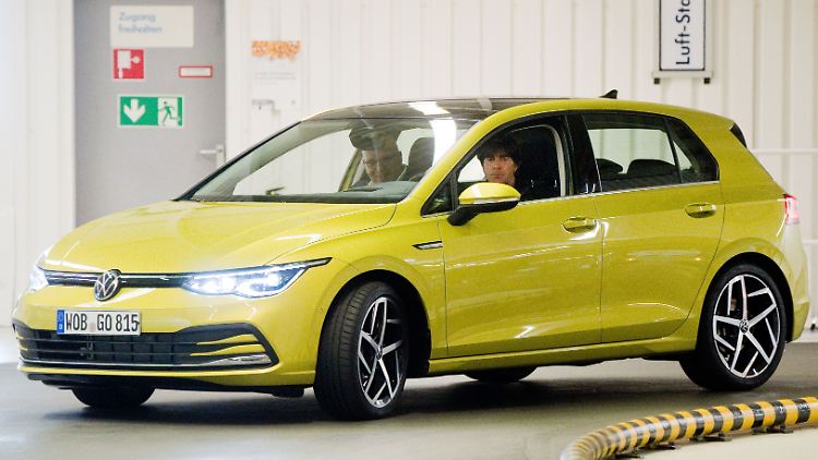 DFB-Trainer Löw durfte schon mal einen fahren: Die Produktion des VW Golf 8 hakt gewaltig.