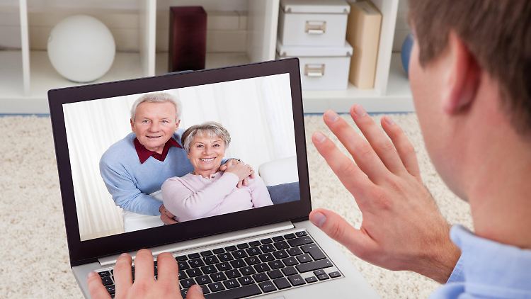 Wenn Kinder und Enkel nicht zu Besuch kommen dürfen oder können, sind Videotelefonate ein kleiner Trost.