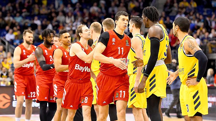 Die Basketballer von Alba Berlin und dem FC Bayern München müssen auf ihr nächstes Liga-Duell länger warten.
