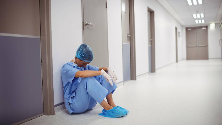 Viele Pflegekräfte sind ausgebrannt. Coolout in der Pflege ist kein harmloser Schnupfen, sondern ein ernstes Problem. 