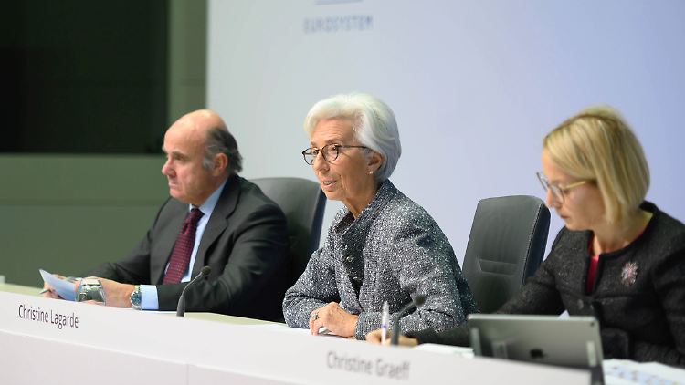 EZB-Chefin Christine Lagarde (M) auf der Pressekonferenz nach der EZB-Ratsitzung.