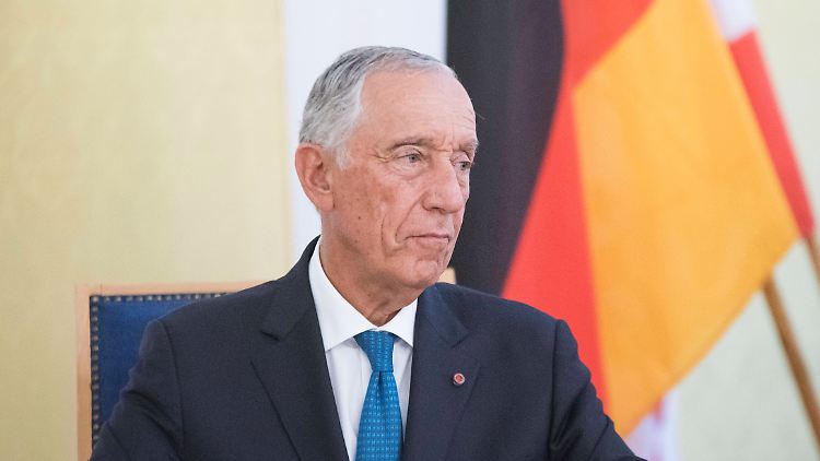 Der 71-Jährige Rebelo hatte zuvor Schüler einer Schule aus dem Norden des Landes getroffen, die anschließend wegen eines Coronavirus-Falls geschlossen wurde.