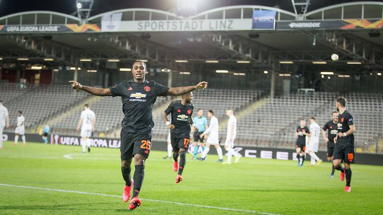 Odion Ighalo bejubelt sein Traumtor zum 1:0.