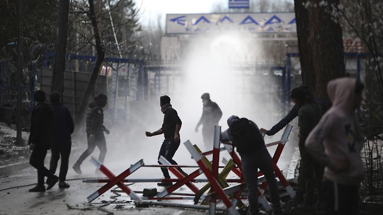Griechische Sicherheitskräfte setzen Tränengas gegen Migranten an der türkisch-griechischen Grenze in Pazarkule ein.