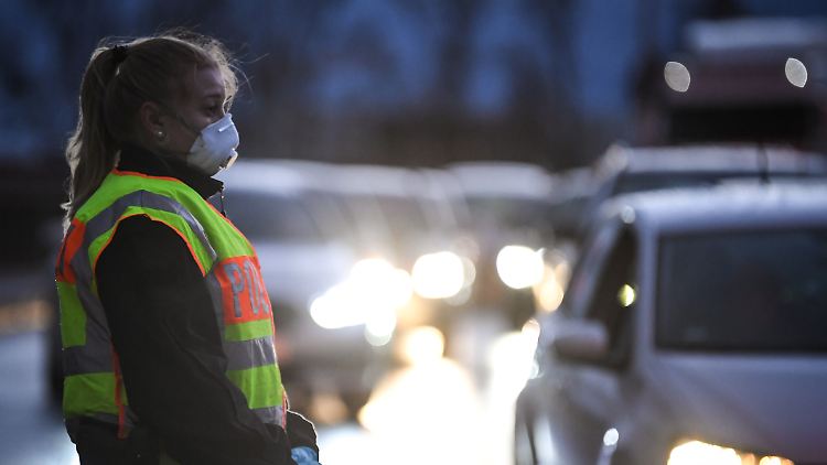 Eine Polizistin wacht bei Straßburg über die deutsch-französische Grenze.