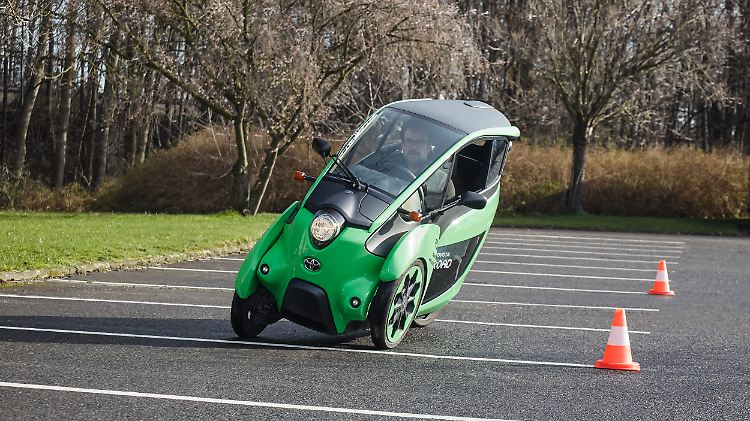 Bei der Fahrt um die Pylonen zeigt sich der Toyota iRoad extrem agil.