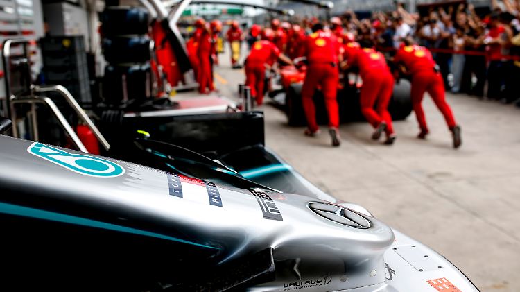 Bisher rollten die F1-Autos nur bei den Tests in Barcelona aus der Garage.