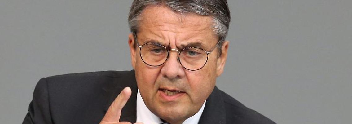 Sigmar Gabriel (SPD) spricht während einer aktuellen Stunde im Deutschen Bundestag. Foto: Wolfgang Kumm/dpa