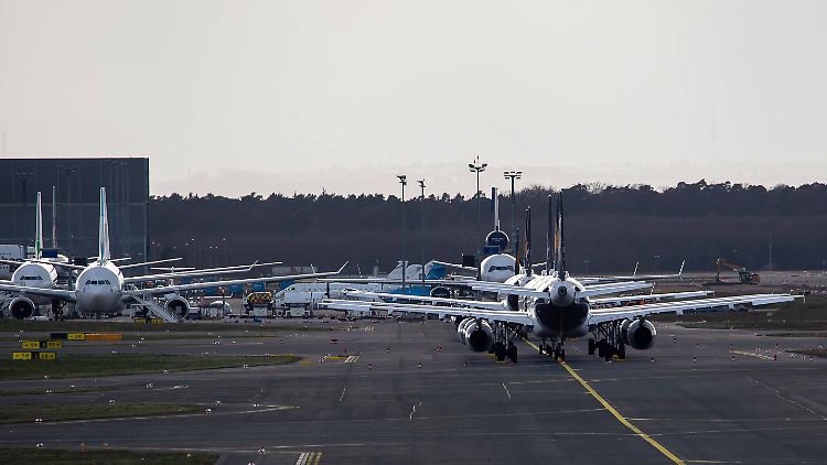 Lufthansa parkt etliche Flugzeuge in Frankfurt.