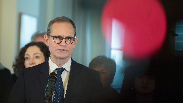 Im Roten Rathaus trat Berlins Regierender Bürgermeister Müller mit seinem Senat vor die Presse.
