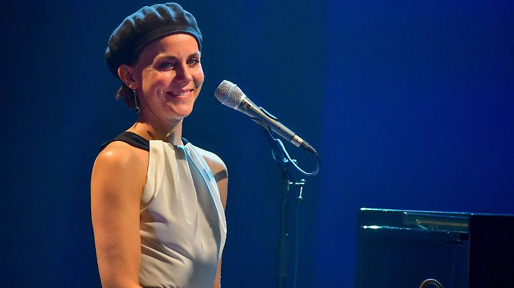 Worte mit Witz und Tiefgang - Anna Depenbuschs Spezialität. Vorgetragen mit unglaublich guter Stimme.