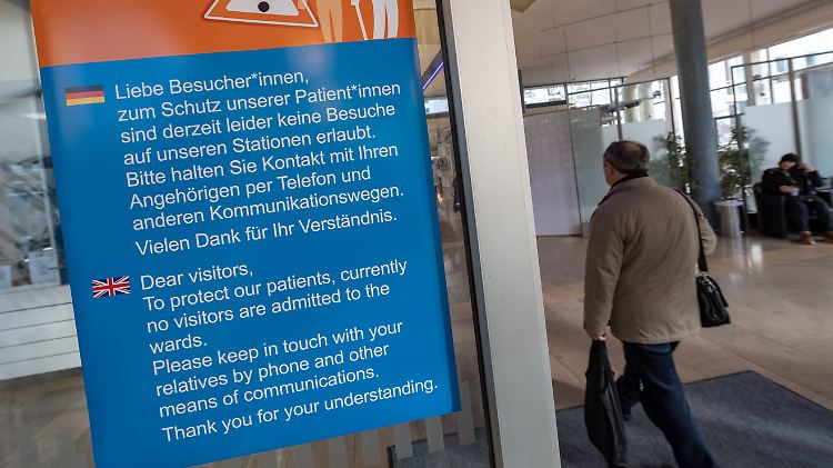In einem bayerischen Krankenhaus weist ein Schild auf vorübergehende Besuchsverbot hin.