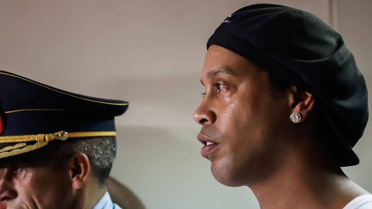 Ronaldinho bleibt weiterhin in Haft.