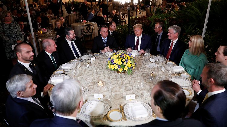 Die brasilianische Regierung geht fest davon aus, dass sich bei diesem Essen mit Trump mehrere Menschen infiziert haben. 