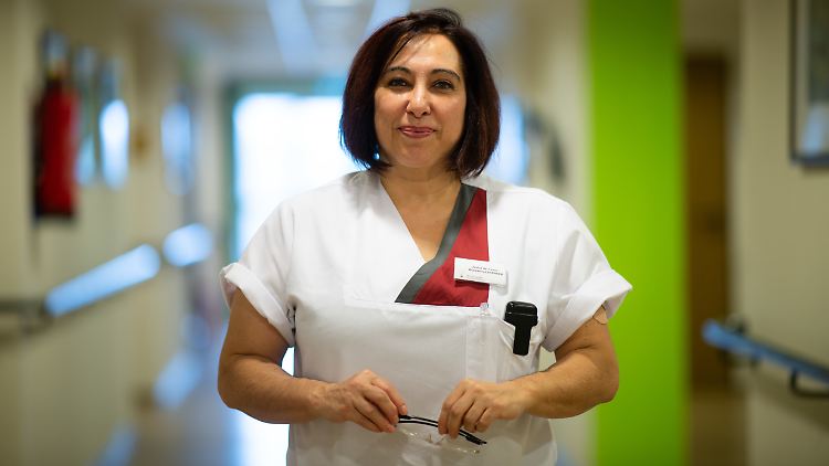 Pflegerin Isabel de Sousa bemerkt, wie manche Heimbewohner und deren Angehörige leiden.
