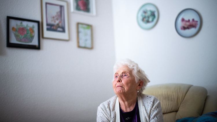 Die 93-jährige Anna Hardt, Bewohnerin im Heinsberger Altenzentrum, nimmt die Situation gelassen: "Ich kann es ja nicht ändern."