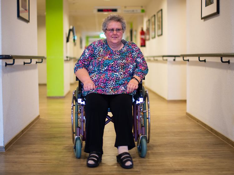 Käthe Küppers ist erst 61 Jahre alt, aber gesundheitlich schwer angeschlagen. Sie ist auf den Rollstuhl angewiesen.