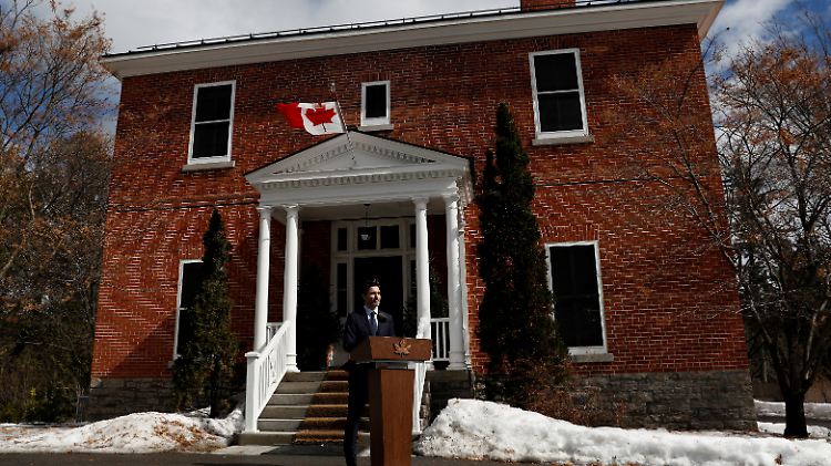 Mit gebührend Abstand tritt Trudeau vor seinem Haus vor die Presse.