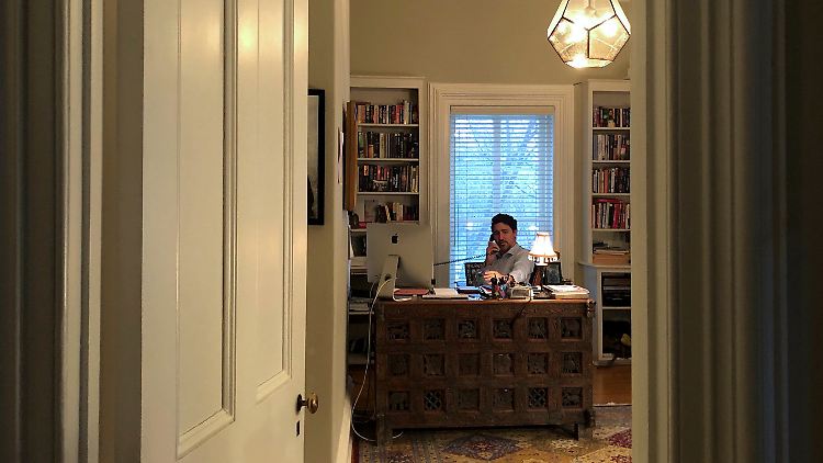 Home Office: Kontakt zum Kabinett hält Trudeau mit dem guten alten Telefon. 