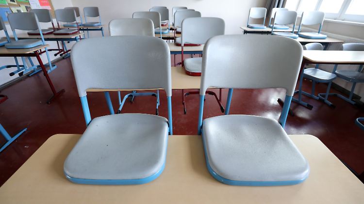 Auch in Mecklenburg-Vorpommern bleiben die Stühle in den Klassenräumen hochgestellt. 