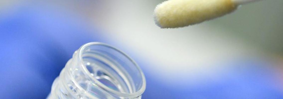 Ein Mann öffnet einen Abstrich für das Testverfahren auf das Virus SARS-CoV-2. Foto: Sebastian Gollnow/dpa/Symbolbild