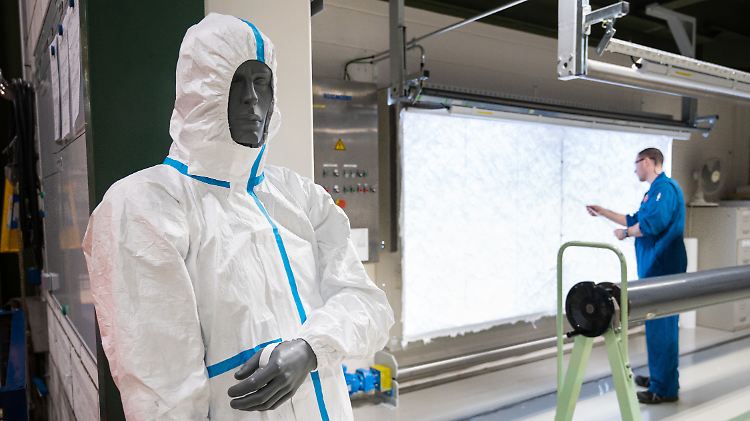 Eine Schaufensterpuppe trägt einen Schutzanzug aus dem Material Tyvek.