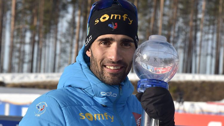 Fourcade präsentiert seine letzte Trophäe.