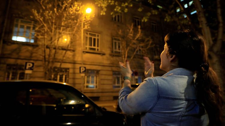Minutenlang klatschten die Menschen in Madrid für diejenigen, die in den Krankenhäusern gerade am Limit arbeiten.