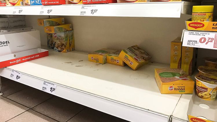 So sieht es derzeit in vielen Supermärkten aus. Viele Menschen bereiten sich auf eine eventuelle Quarantäne vor.