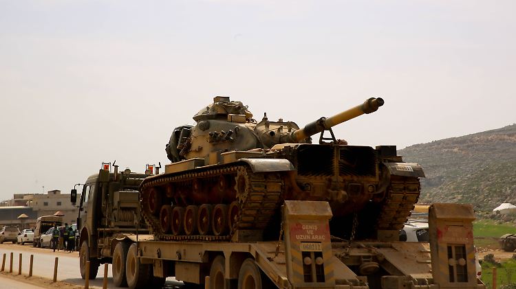 Ein türkischer Militärkonvoi passiert die Grenze nahe Idlib.