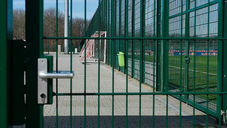 Gähnende Leere bei den Fußball-Bundesligisten. RB Leipzig etwa hat seinen Profis vorerst frei gegeben.