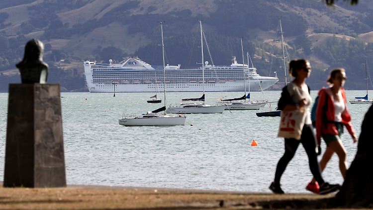 Die "Golden Princess" ankert vor Akaroa, einer Hafenstadt auf Neuseelands Südinsel.