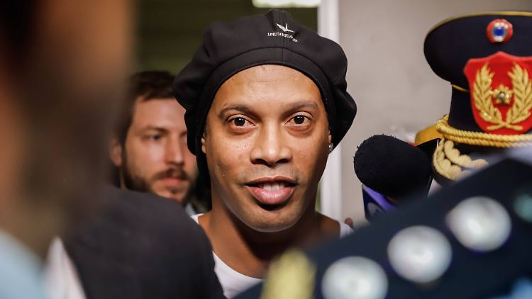Ronaldinho sitzt wegen seiner Fake-Pass-Affäre im Gefängnis, kann da aber Fußball spielen.