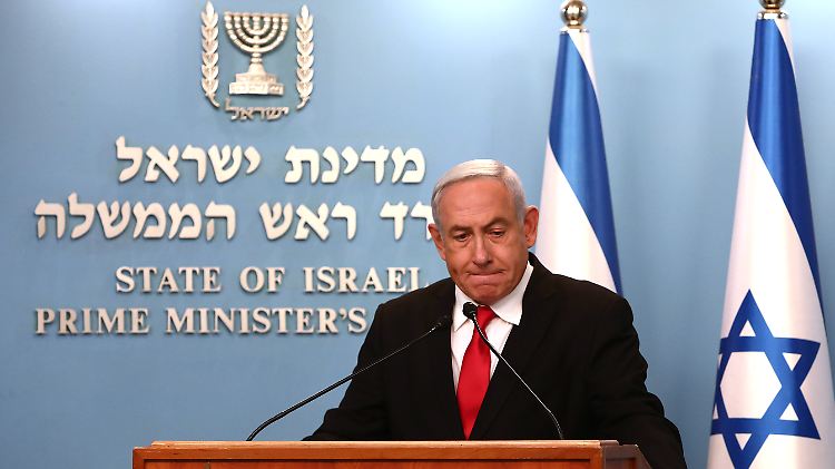 Die Generalstaatsanwaltschaft wirft Israels Regierungschef Netanjahu vor, sich auf krumme Deals mit Unternehmen eingelassen und Luxusgeschenke im Gegenzug für politische Gefälligkeiten angenommen zu haben.