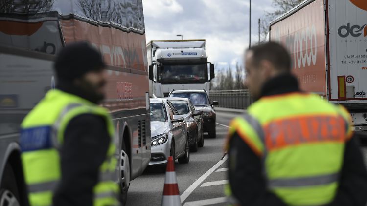 An der Grenze zum Corona-Risikogebiet Elsaß-Lothringen kontrolliert die Bundespolizei den Verkehr.