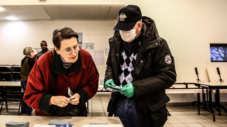 Abstimmung mit Mundschutz, Handschuhen und eigenem Stift - in Frankreich gelten an diesem Sonntag besondere Regeln.