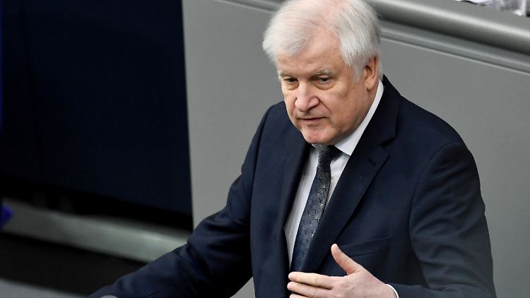 Eine Abschottung wie andere Länder es in der Corona-Krise handhaben, will Horst Seehofer vermeiden.