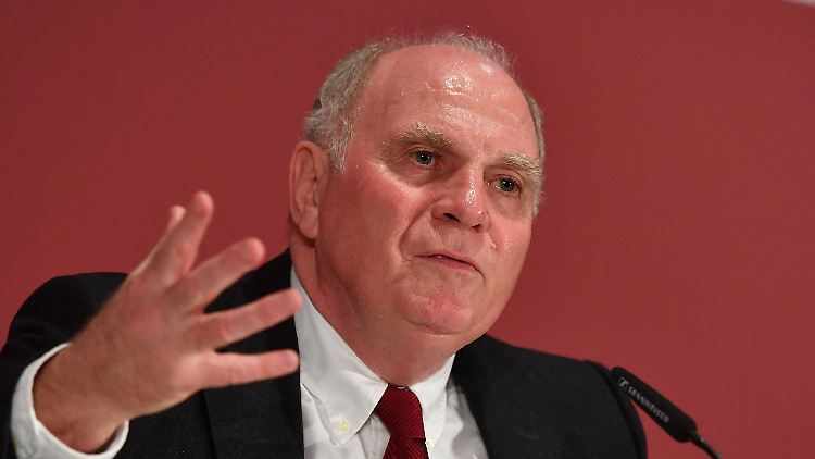 Uli Hoeneß hat kein offizielles Amt mehr im Fußball, dennoch ist seine Meinung gefragt.