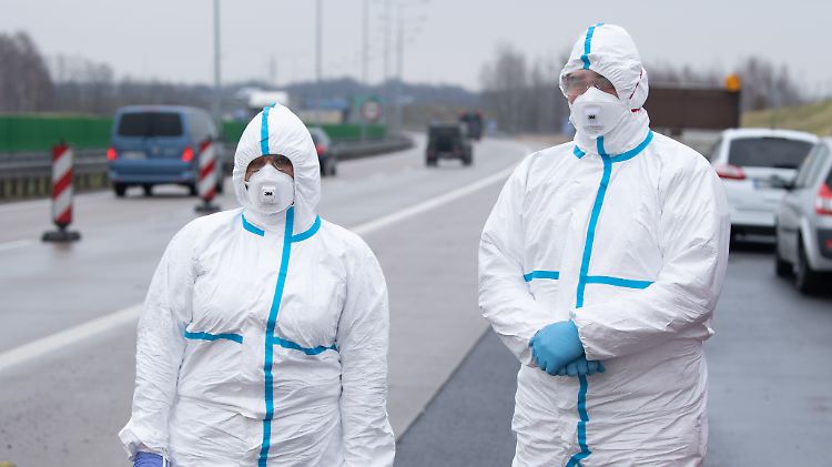 Schutzkleidung ist derzeit weltweit gefragt.